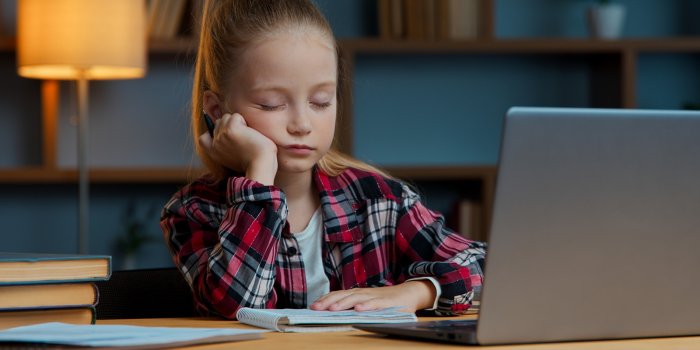 Jak poznat, že je dítě přetížené: signály, které není dobré přehlížet